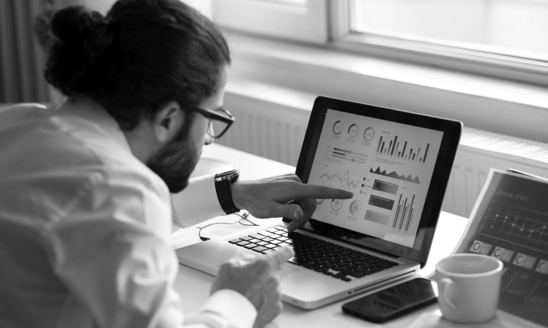 Estudiantes trabajando en proyectos de desarrollo de juegos móviles durante sesión práctica